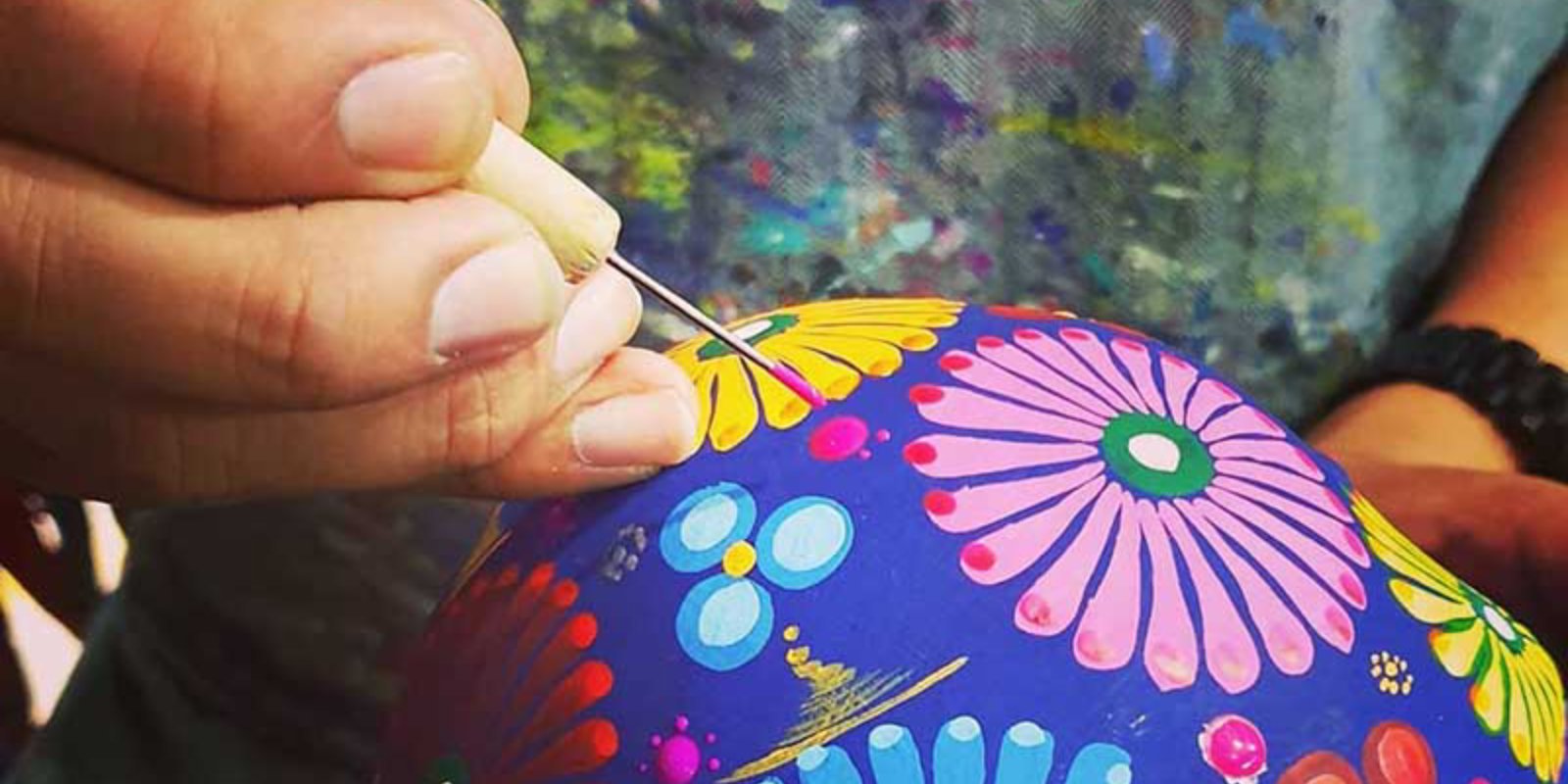 ✍️ Une peinture artisanale millimétrée